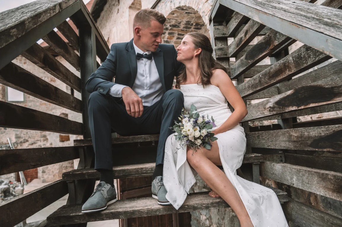 Poročni fotograf Otočec – poročni par ob vodi